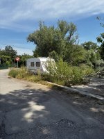 Pri ceste vedúcej okolo vodnej plochy je dlhodobo zaparkovaný a podložený biely karavan s SPZ BJ-798YF, ktorý zaberá verejný priestor. Je to na parcele 2901/18, ktorá podľa katastra patrí Hlavnému mestu SR. - revír: Štrkovisko Vajnory 1